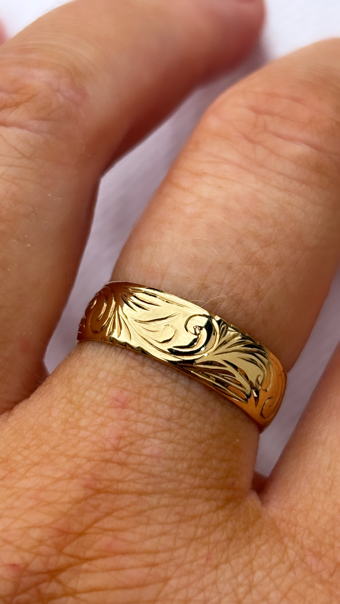 9ct Yellow Gold Hand-engraved Cigar Band view 3