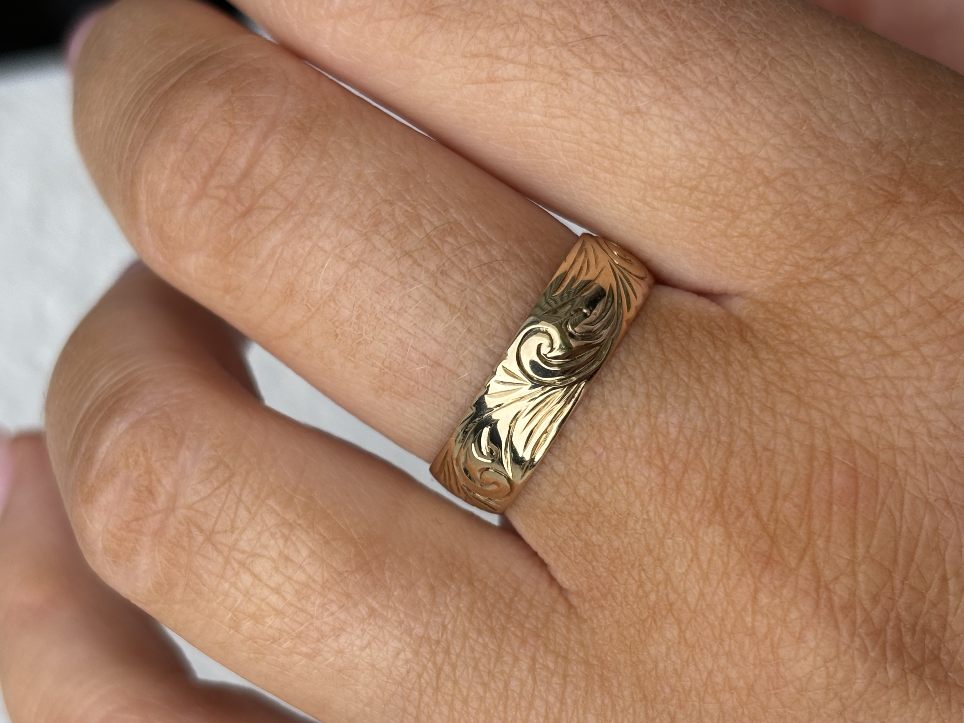 9ct Yellow Gold Hand-engraved Cigar Band view 2